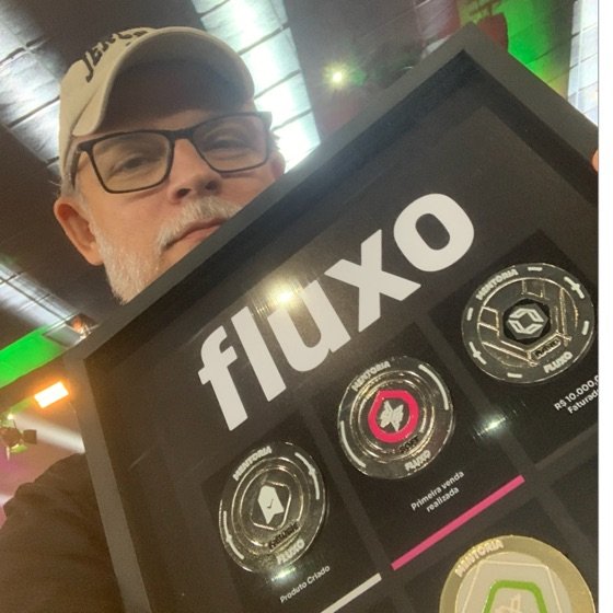 Jonas com o reconhecimento da mentoria Fluxo